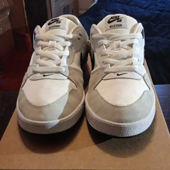 Nike SB Alleyoop Dunks White and Black Sneakers Mens 9 Womens 10.5 EUC - Picture 4 of 9
